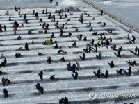 얼음판 빙어낚시 삼매경