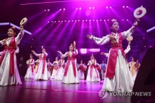 설날 축하공연하는 비둘기 가무단