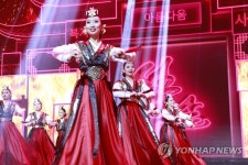 전통무용 선보이는 알마티고려민족중앙회 산하 가무단