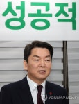 탈북 이탈주민 간담회서 발언하는 안철수 의원