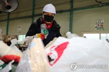 용산구재활용센터에서 쓰레기 분리 작업하는 김기현 의원