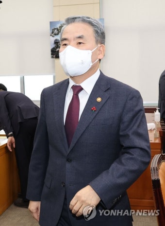 국방위 회의장 나가는 이종섭 국방부 장관