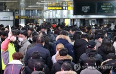 붐비는 퇴근길 지하철