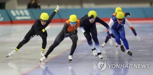 결승선 향해 질주하는 정재원