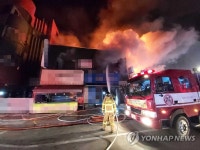강릉 상가건물 화재…대응1단계 진화 중