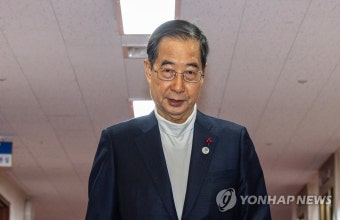마스크 벗고 국무회의 입장하는 한덕수 국무총리