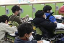 [마스크 해제] 법원·우체국·은행서도 대부분 착용…아직 벗기 어색