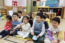 마스크 벗은 어린이집 아이들