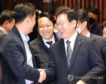 김종민 의원과 대화하는 이재명 대표
