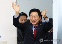 인사하는 김기현 의원