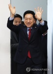 인사하는 김기현 의원