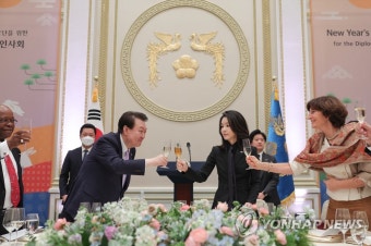 주한 외교단 신년인사회서 건배하는 윤석열 대통령 내외