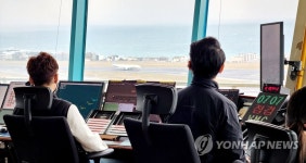 바쁘게 돌아가는 제주공항 관제탑