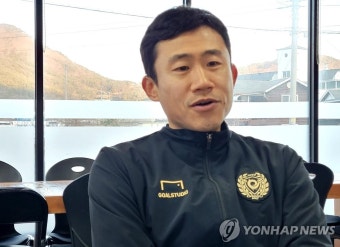 인터뷰하는 최원권 감독