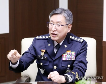 인터뷰하는 김종욱 해양경찰청장