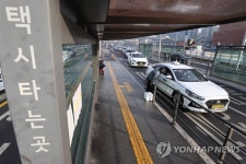 텅 빈 택시 승강장