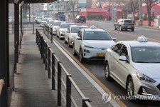 승객 없는 택시 승강장