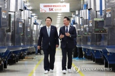 SK실트론 실리콘 웨이퍼 생산시설 시찰하는 윤석열 대통령