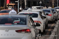 승강장 바깥까지 늘어선 택시들