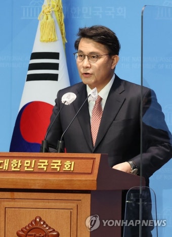당 대표 출마선언 기자회견하는 윤상현