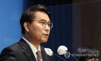 당 대표 출마선언 기자회견하는 윤상현