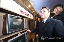 경동시장 금성전파사 방문한 안철수