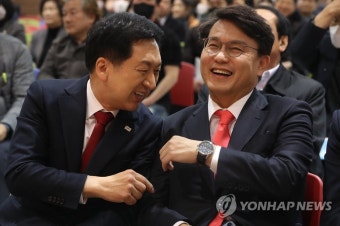 대화 나누는 김기현, 윤상현
