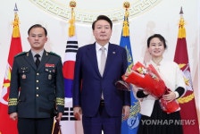 진급 장성과 기념촬영하는 윤석열 대통령