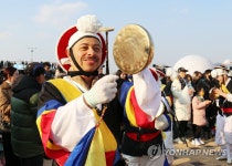 꽹과리 치는 외국인
