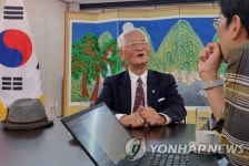 인터뷰하는 임관택 옹