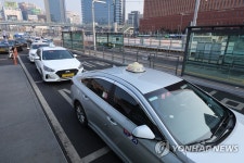 기본요금 인상에 썰렁한 택시승강장