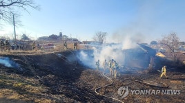 진화 중인 소방관들