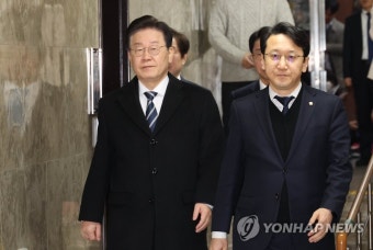 비공개 의원총회 참석하는 이재명 대표