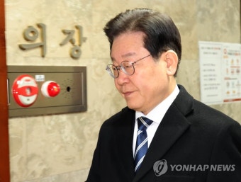비공개 의원총회 참석하는 이재명 대표