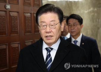 비공개 의원총회 참석하는 이재명 대표