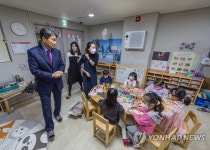 어린이집 원아들과 인사하는 이주호 사회부총리