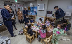 유치원·어린이집 찾은 이주호 유보통합 단순 기관 통합 아냐