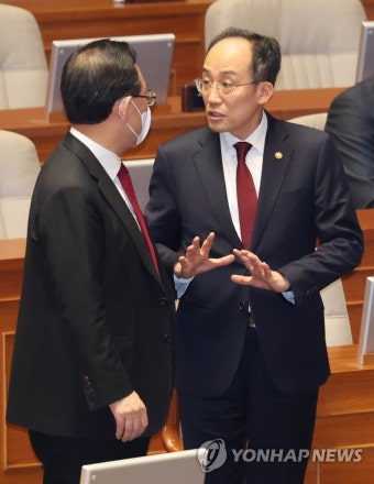 추경호 부총리와 대화하는 주호영 원내대표