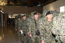 공군 다목적공중급유수송기 탑승 준비하는 장병들
