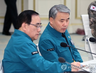 대화하는 김성한 국가안보실장과 이종섭 국방부 장관