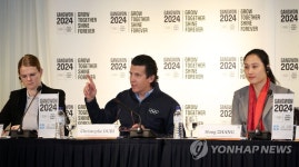답변하는 두비 IOC 수석국장