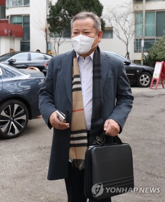 자택 나서는 이상민