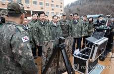 수방사 방문 설명 듣는 김진표 국회의장