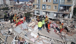 수색과 구조작업 이어가는 한국긴급구호대