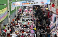 대구 대형마트 휴일 영업에도 붐비는 서문시장