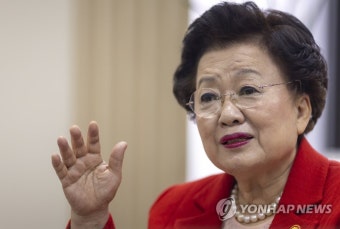 인터뷰하는 이배용 국교위원장