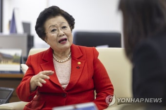 인터뷰하는 이배용 국교위원장