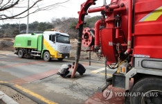 정수장 시설 고장으로 침수됐던 도로 복구 작업