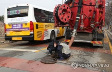 정수장 시설 고장으로 침수됐던 도로 복구 작업