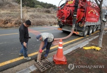 침수됐던 도로 복구 작업